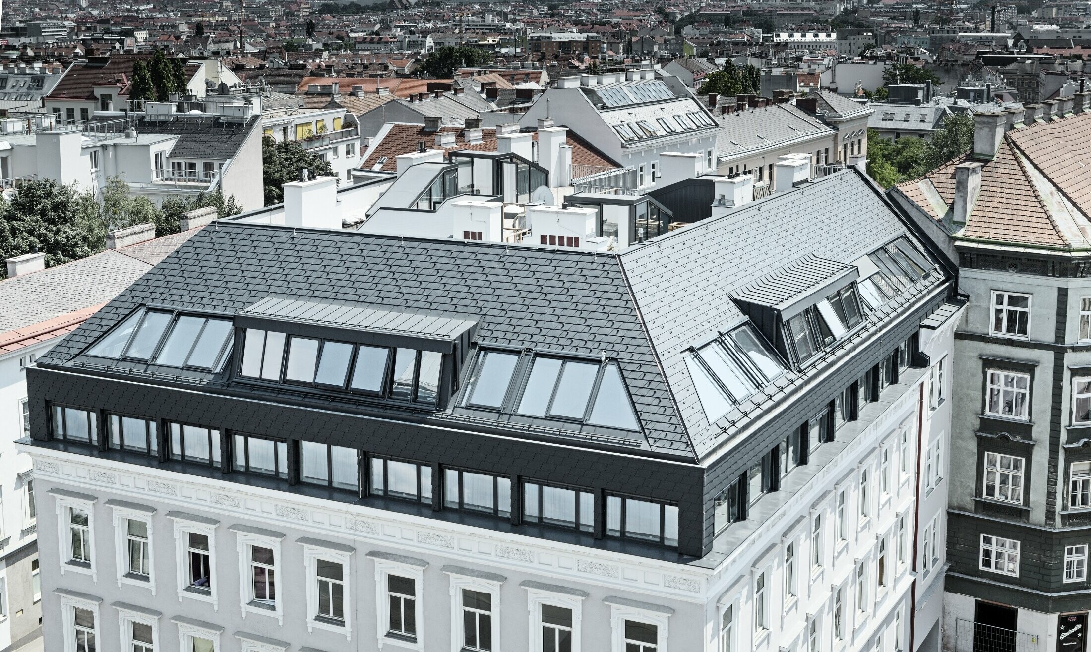 Tetőbővítés Bécs PREFA tetőfedő zsindellyel és antracit színű Falzonal lemezzel