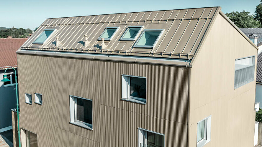 Modern lakóépület PREFA alumínium tetőfedő és homlokzatburkolattal