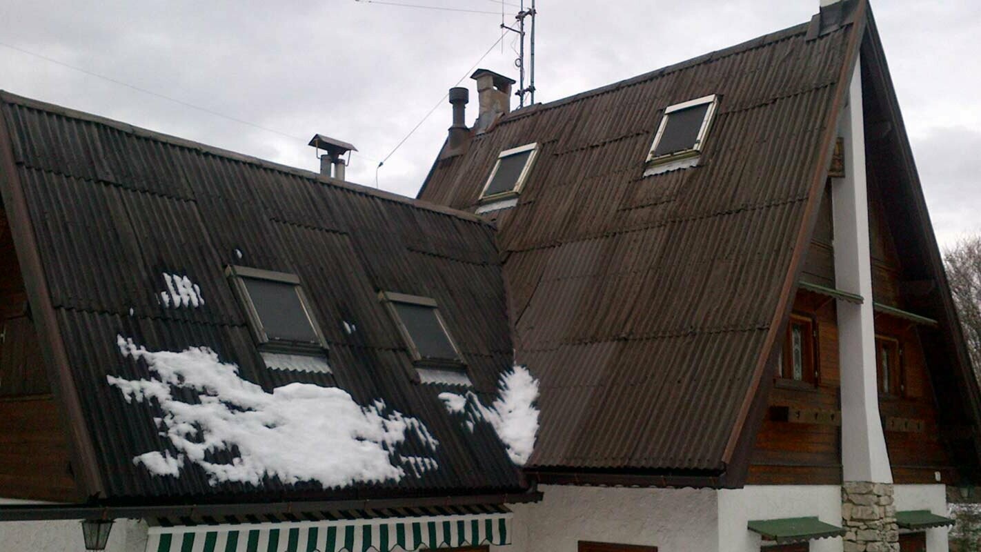 Meredek tetőfelületek felújítás előtt, PREFA tetőfedő rombusz, tetőablak kerettel