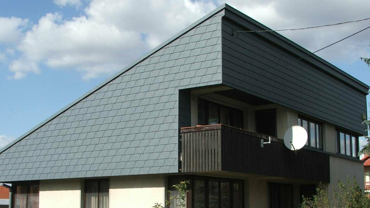 Félnyeregtetős családi ház homlokzatának felújítása, PREFA tetőfedő zsindely