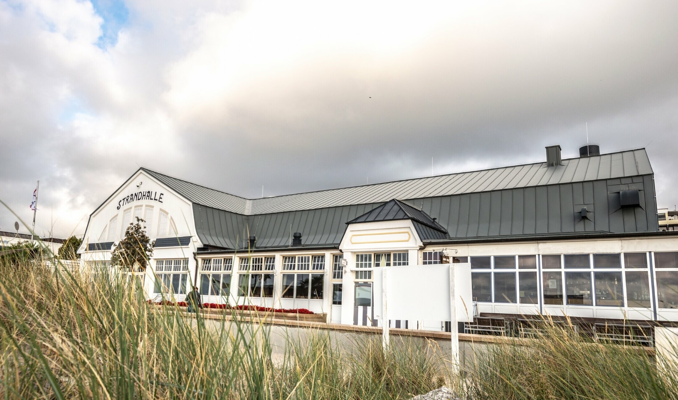 Neues Stehfalzdach - Prefalz - von PREFA in Hellgrau für die Strandhalle in Grömitz.