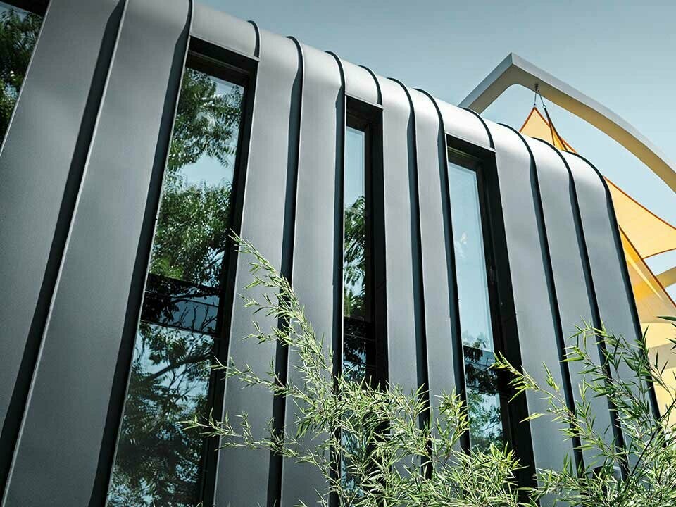Ein Baumhaus mit PREFA Aluminiumfassade und extravaganten Details inmitten der Natur