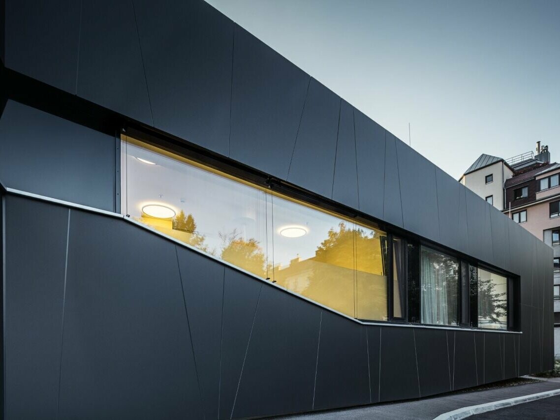 Fassade mit schwarzgrauer Aluminium-Verbundplatte der zentralen Notaufnahme in Wien.