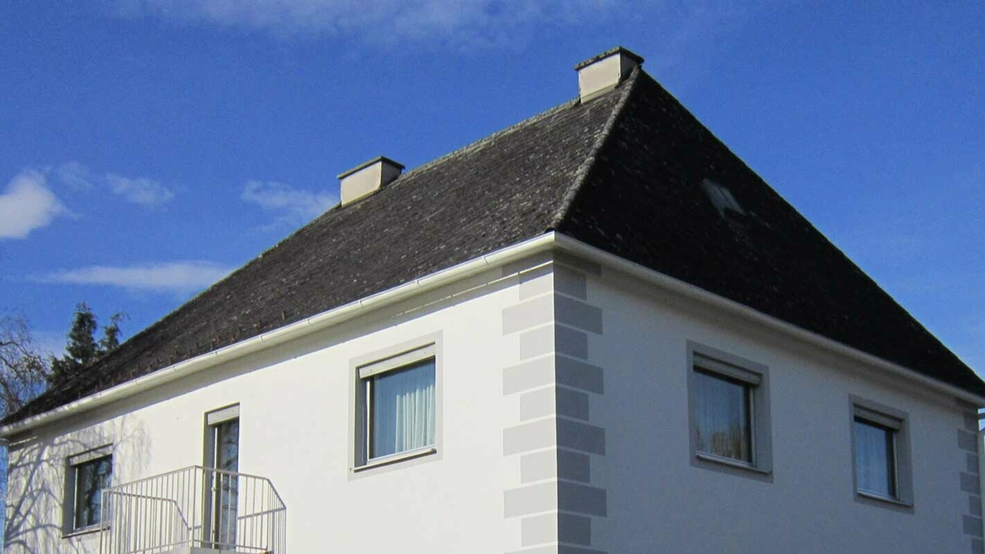Kontytetős ház tetőfelújítás előtt, Prefalz és PREFA Classic elem, Ausztria