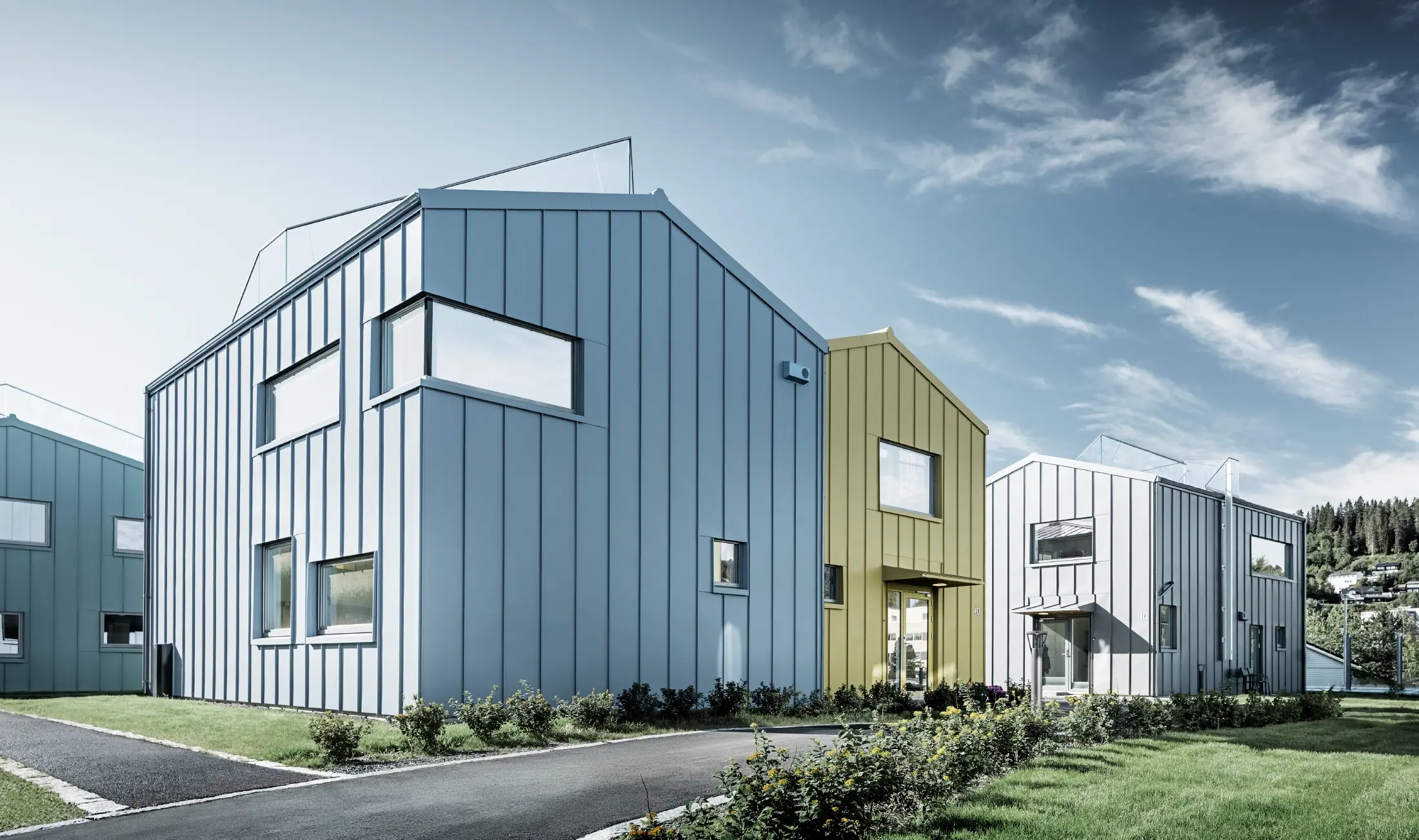 Einfamilienhäuser des Wohnparks in Trondheim mit Prefalz-Fassade in verschiedenen Farben.