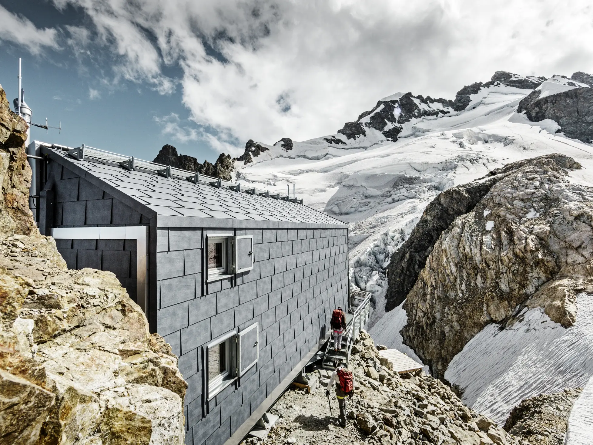 [Translate to Magyar:] Berghütte auf dem La Meije in Frankreich verkleidet mit FX.12 in P.10 Steingrau