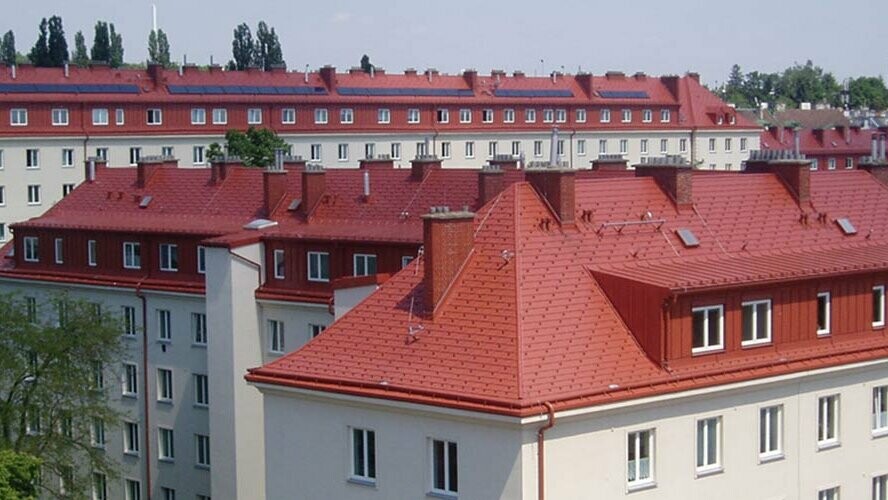 Felvétel a bécsi Hugo Breitner Hof lakóházairól. A tetőket téglavörös PREFA zsindellyel fedték.