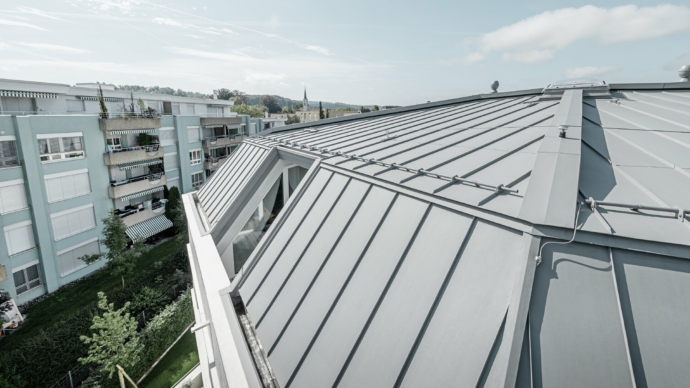 Lakópark patinaszürke PREFALZ burkolattal