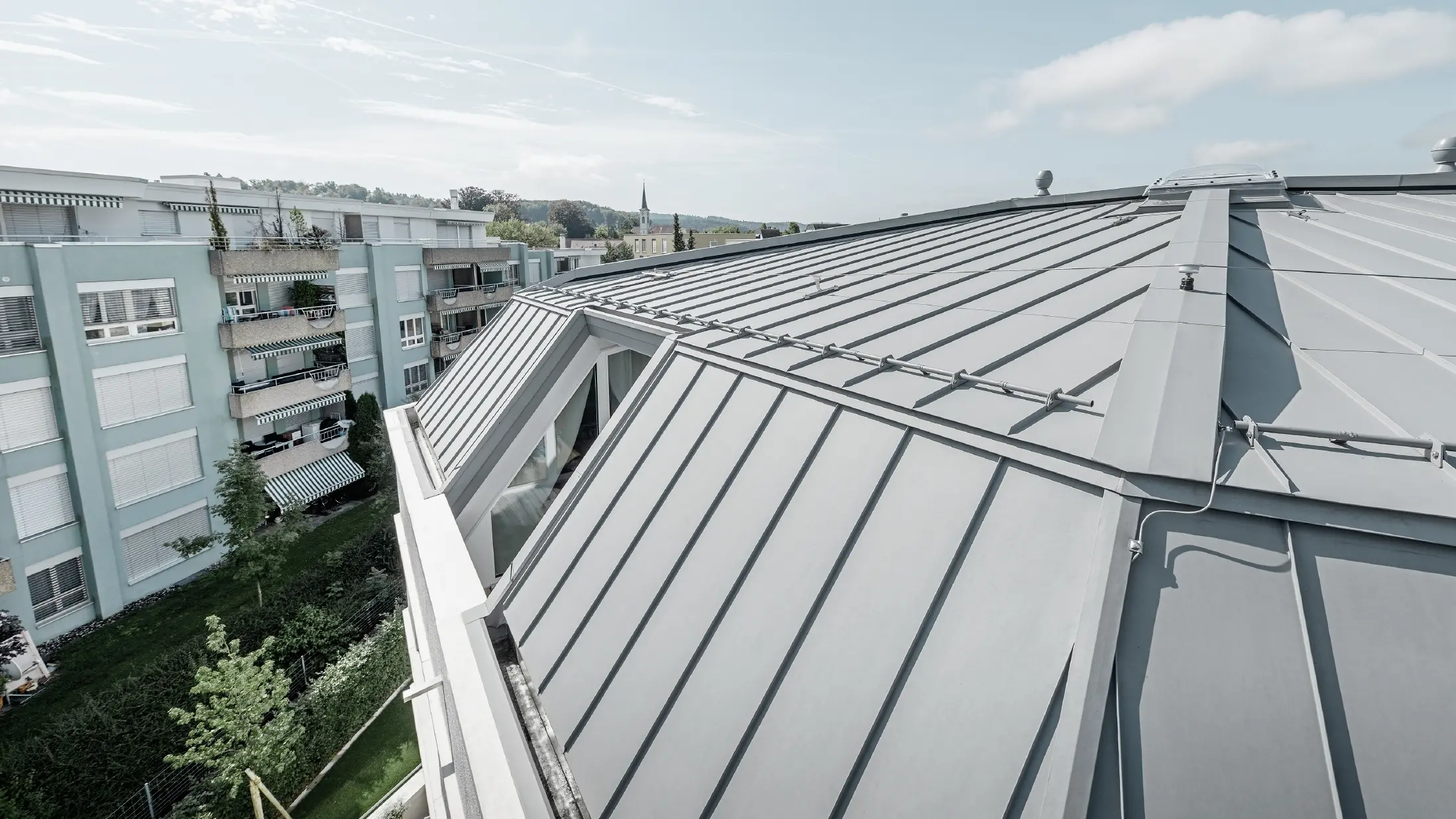 Lakópark patinaszürke PREFALZ burkolattal