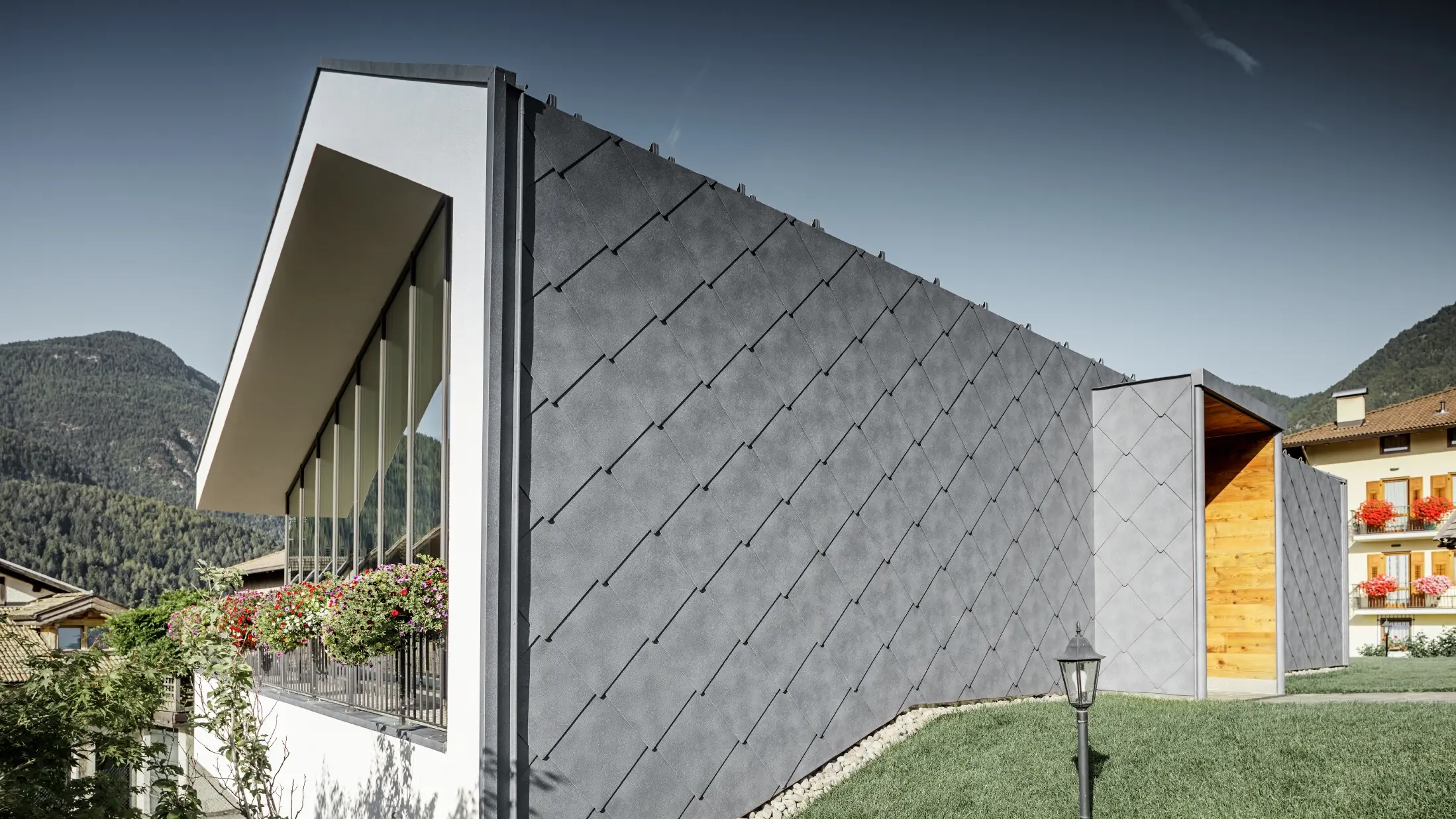 PREFA homlokzatburkoló és tetőfedő rombusz 44 × 44 márványszürke színben