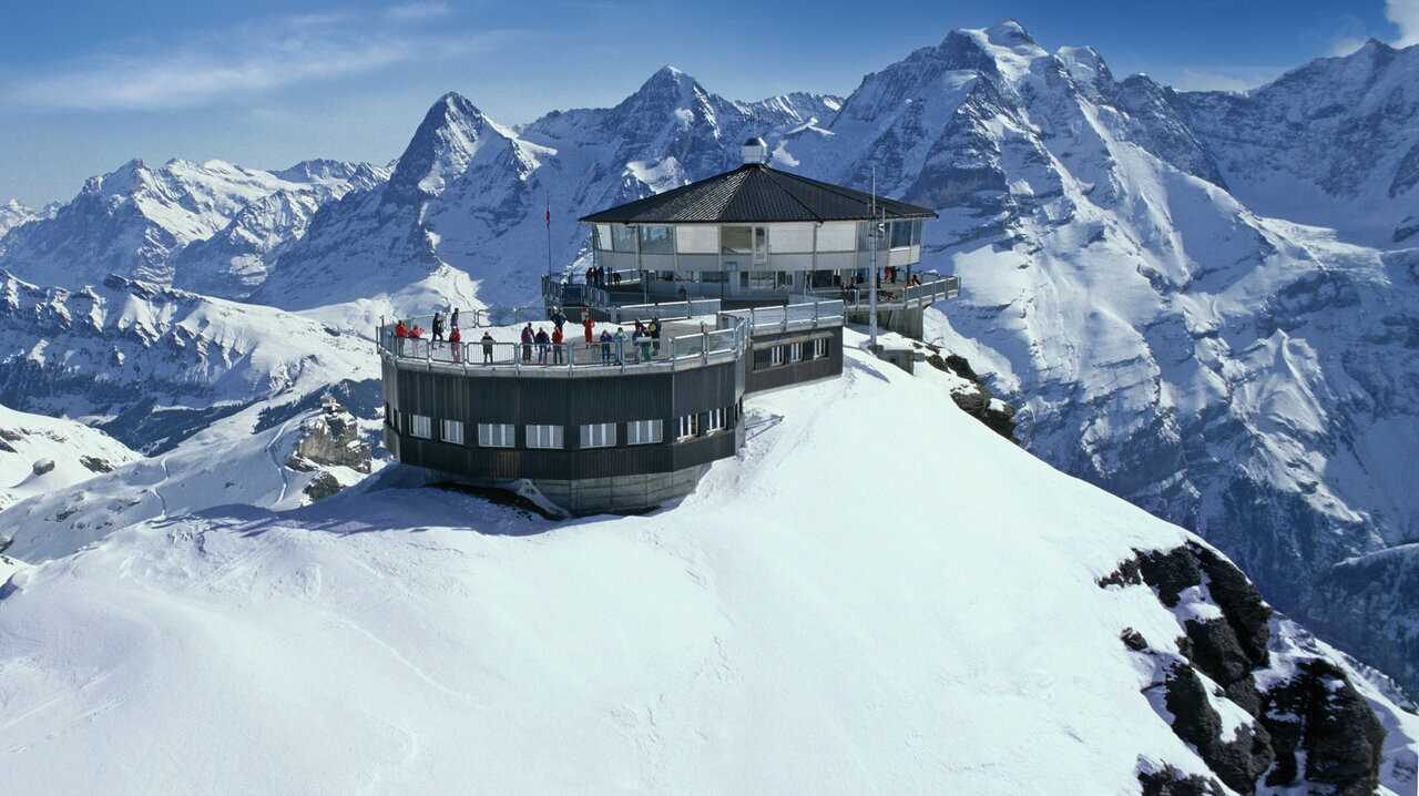 Eine Berghütte in Schilthorn gedeckt mit der PREFA Dachplatte in P.10 Anthrazit in schneereicher Umgebung.