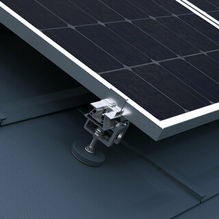 Részletfelvétel egy Classic elemekkel burkolt tetőről, amelyre PREFA napelemes rögzítési rendszert telepítettek