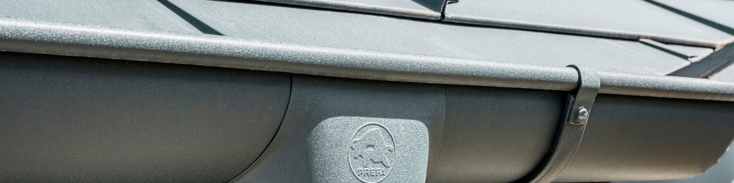 Családi ház Newel-Besslichben PREFA R.16-os Classic elemekkel és PREFA tető-vízelvezetési rendszerrel, antracit színben