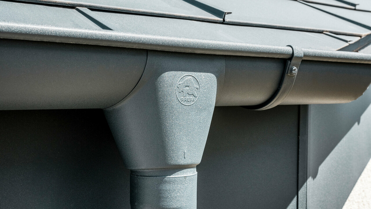 Családi ház Newel-Besslichben PREFA R.16-os Classic elemekkel és PREFA tető-vízelvezetési rendszerrel, antracit színben