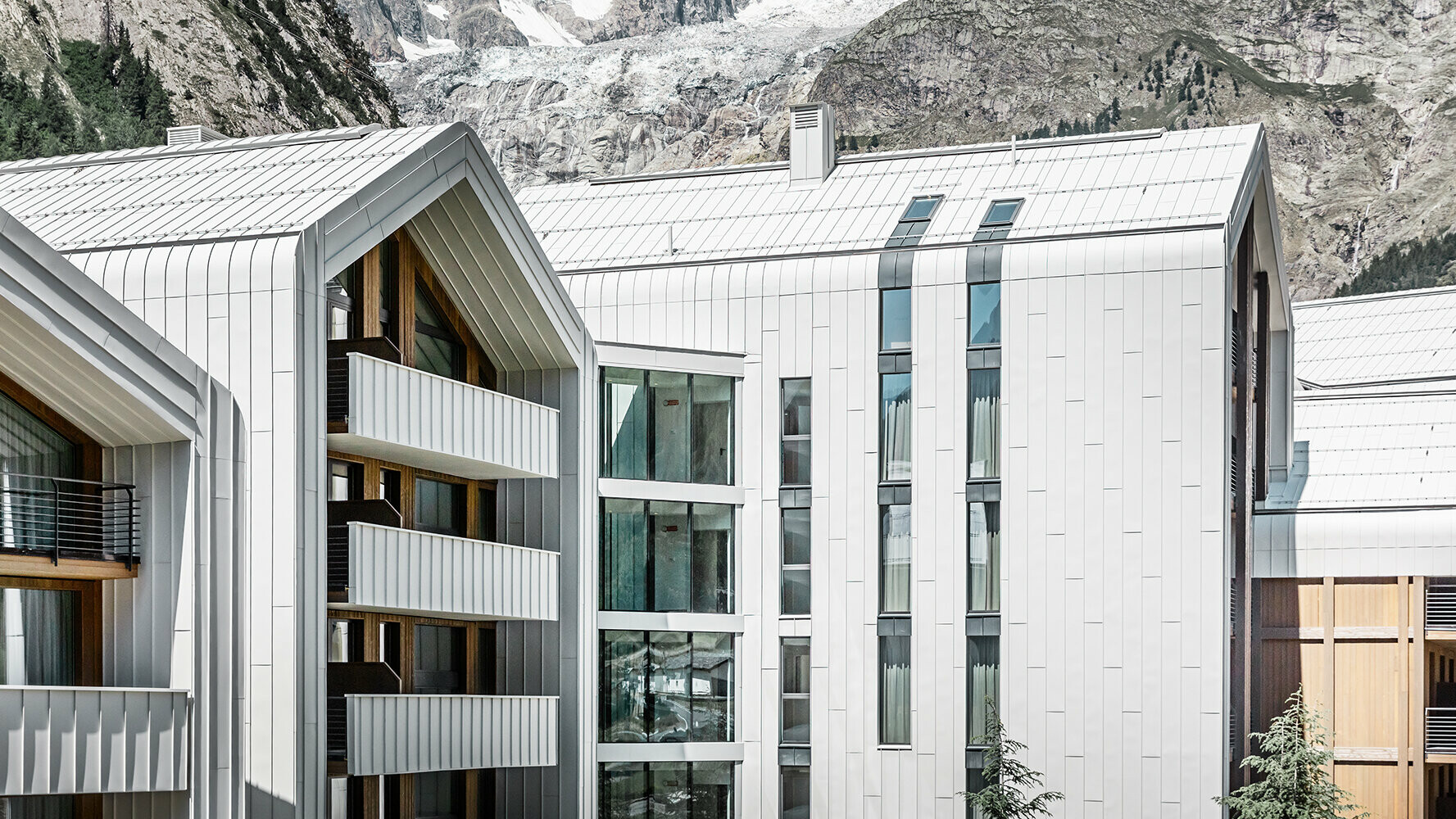 Új építésű szálloda Olaszországban fehér és antracit színű PREFALZ tetőfedő és homlokzatburkolattal