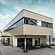 A Guggisbau Dachtechnik cég modern iroda- és műhelybővítése bronz színű PREFA alumínium kompozit lemezzel