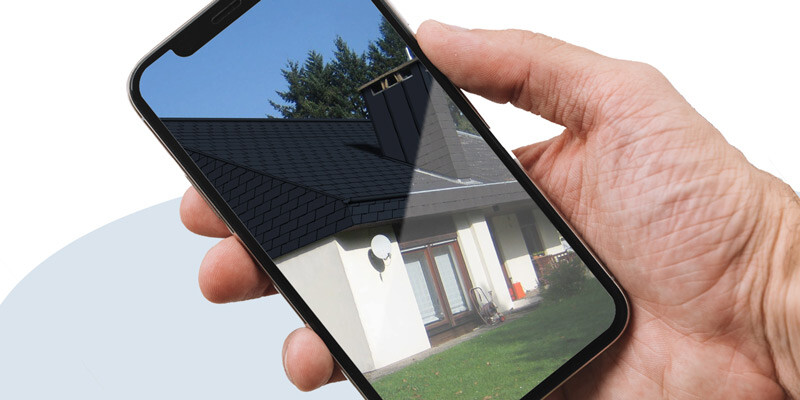 Előtte-utána kép egy PREFA tetőről a PREFA fotószolgáltatás egyedi fotóretusálásával