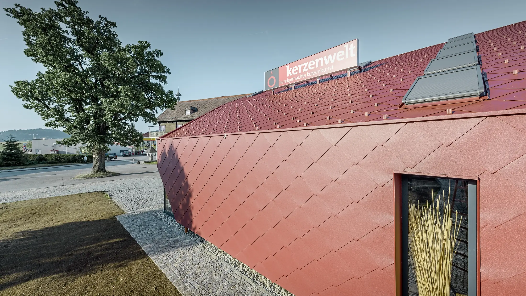 Homlokzatburkolat PREFA 44 × 44-es tetőfedő és homlokzatburkoló rombusszal, P.10 rozsdavörös színben