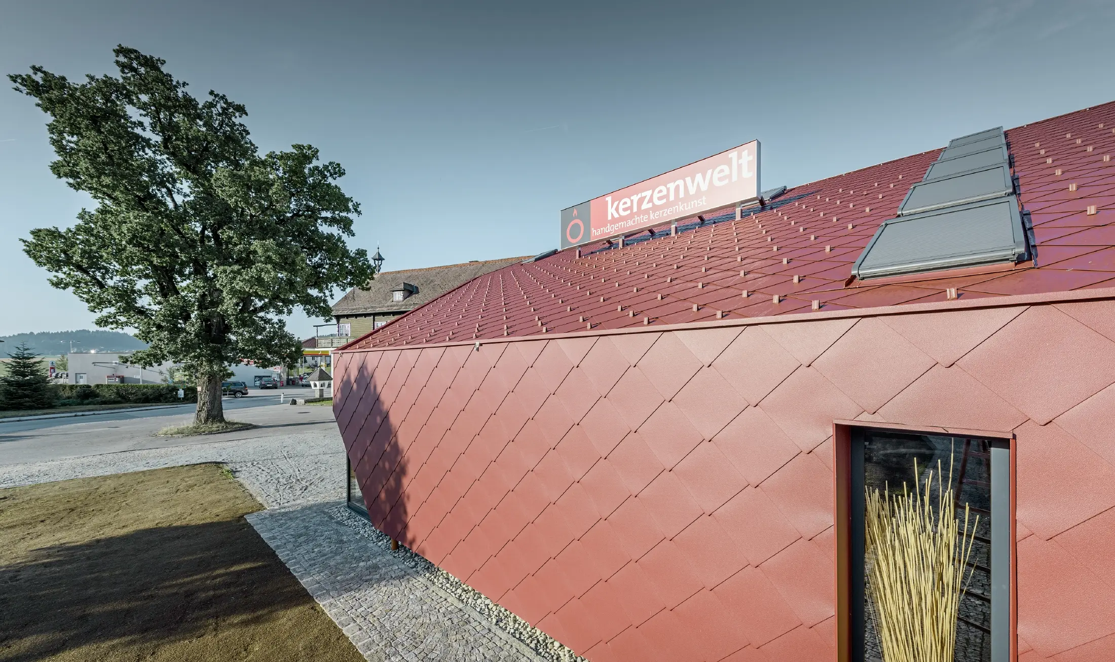 Homlokzatburkolat PREFA 44 × 44-es tetőfedő és homlokzatburkoló rombusszal, P.10 rozsdavörös színben