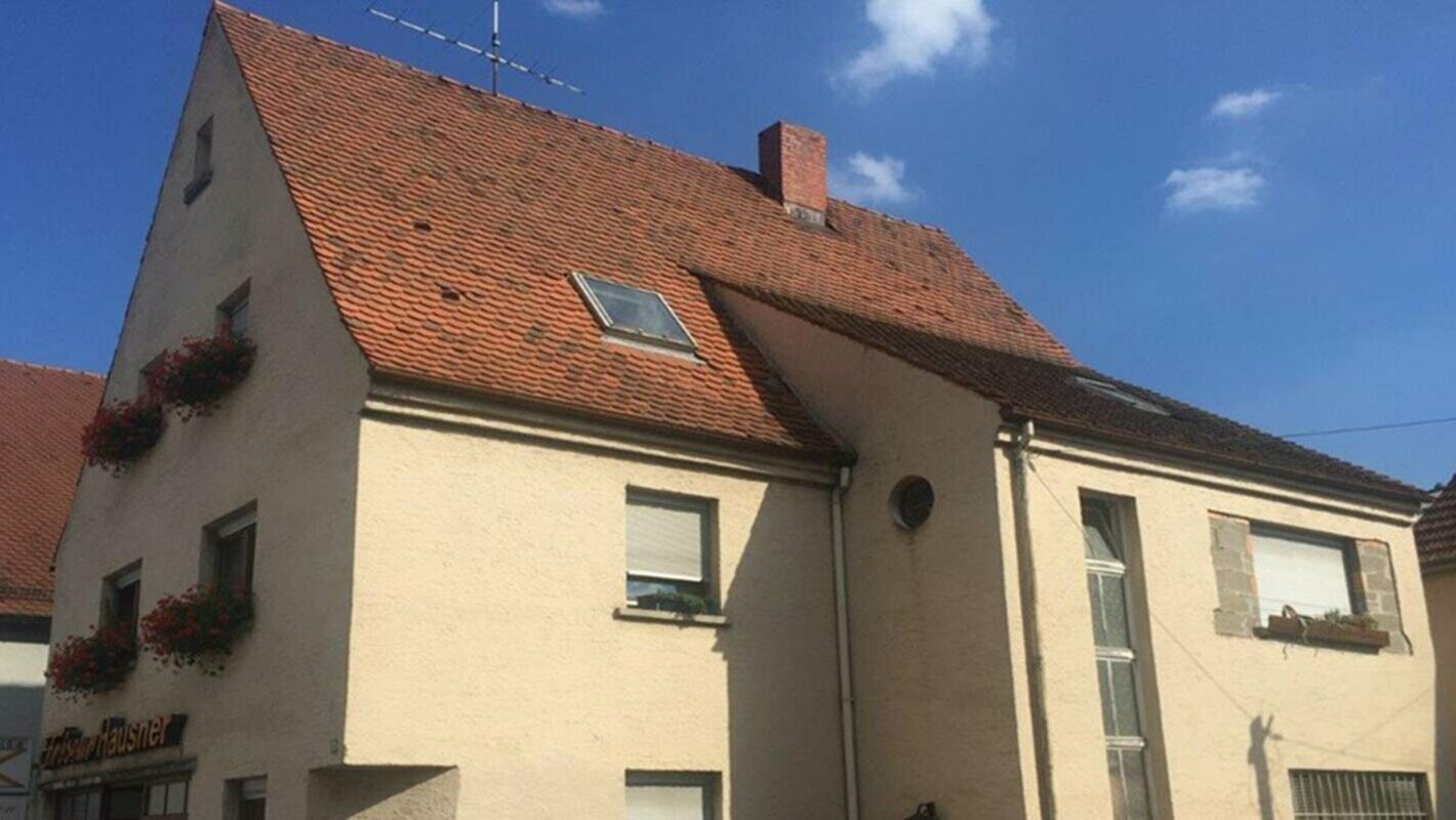 Tetőfelújítás előtt álló ház, PREFA Classic elem