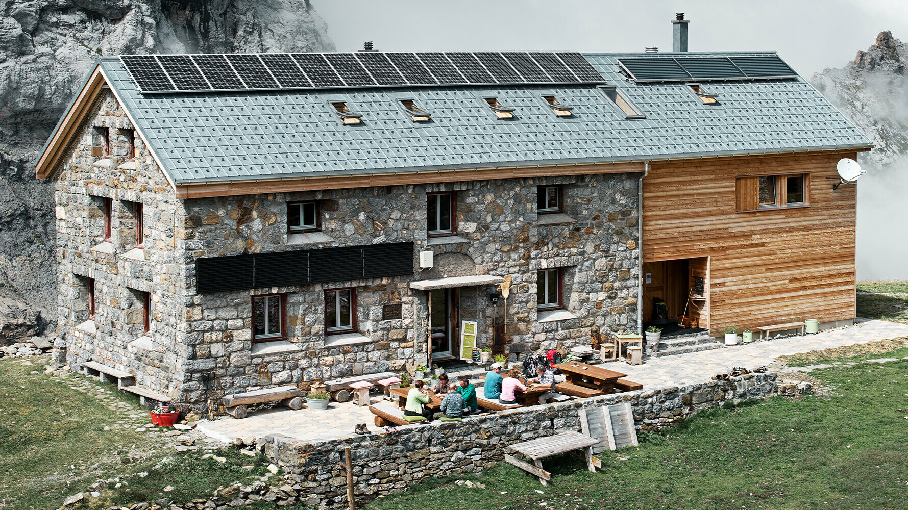 A svájci Claridenhütte több mint 2000 méter magasan található, és P.10 márványszürke Classic elemekkel fedték be.