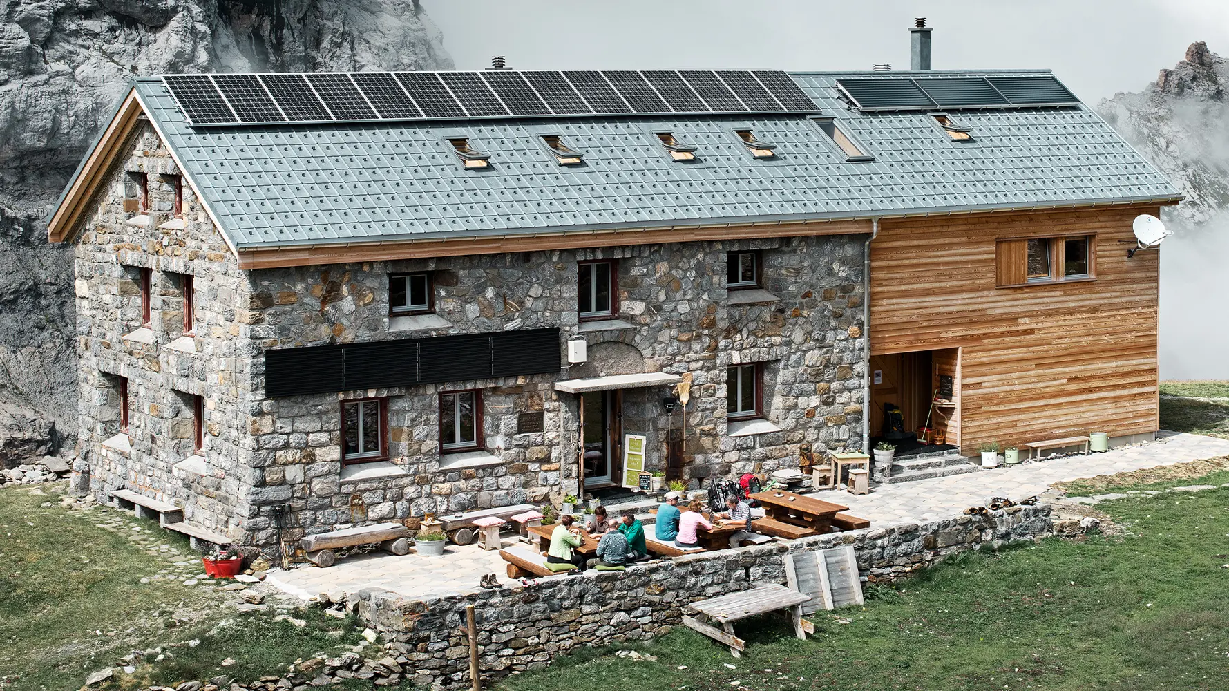 A svájci Claridenhütte több mint 2000 méter magasan található, és P.10 márványszürke Classic elemekkel fedték be.