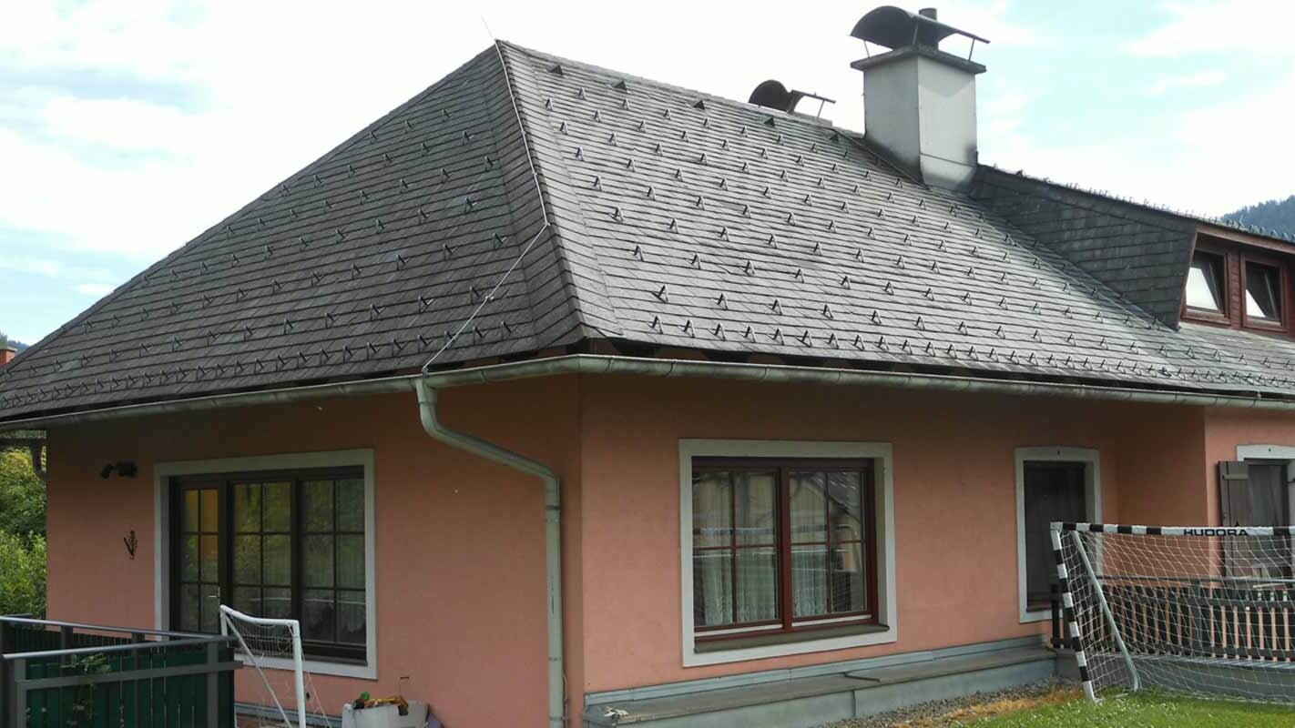 Kontytetős ház felújítás előtt trapéz alakú ablakokkal, PREFA tetőfedő zsindely használatával