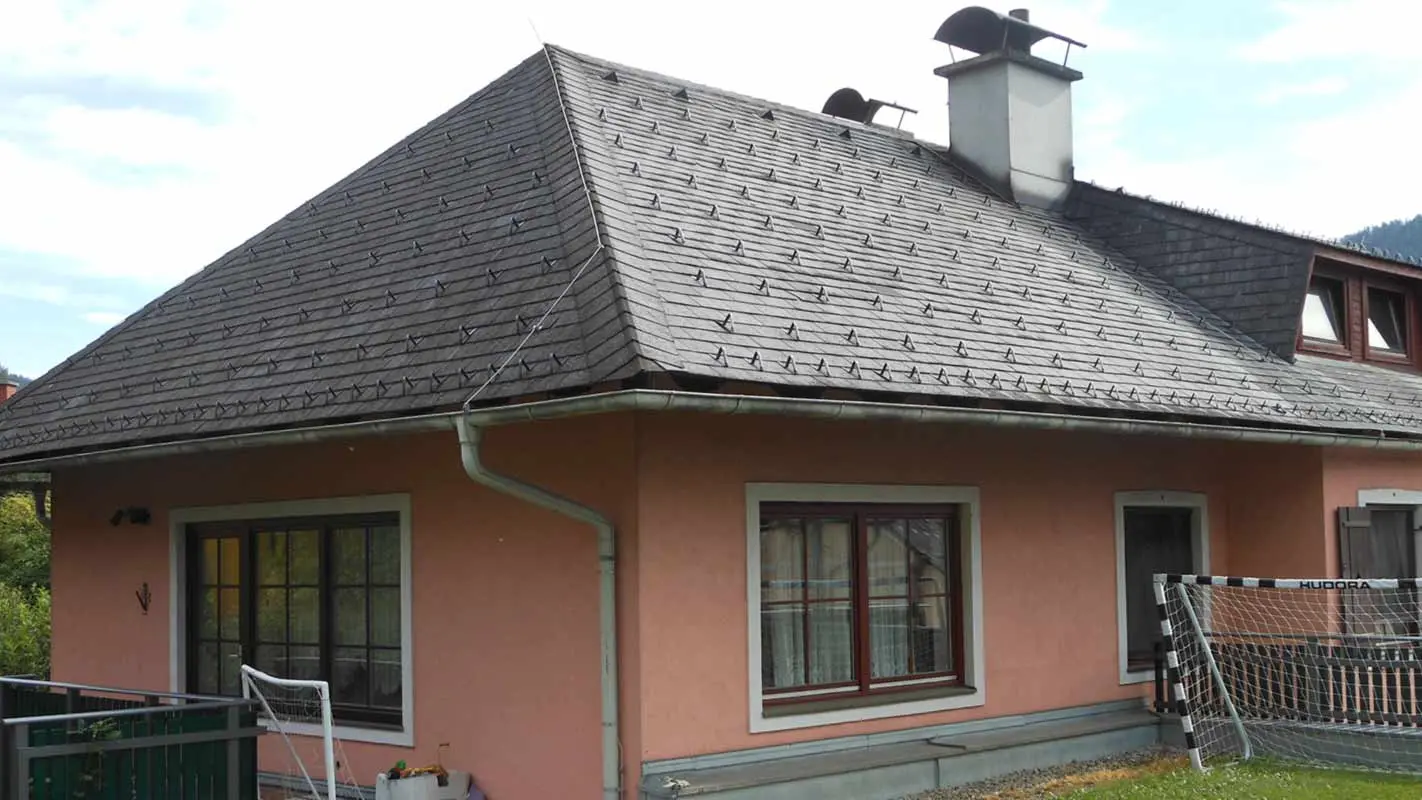 Kontytetős ház felújítás előtt trapéz alakú ablakokkal, PREFA tetőfedő zsindely használatával
