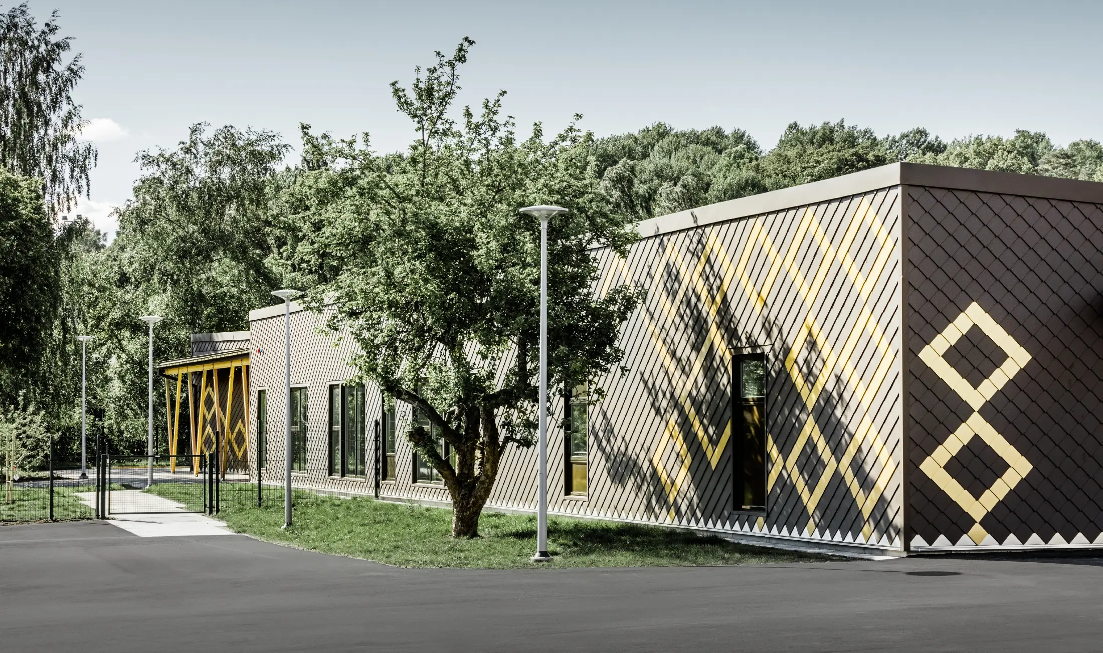 PREFA 20 x 20-as homlokzatburkoló rombusz P.10 barna színben, mayagold részletekkel