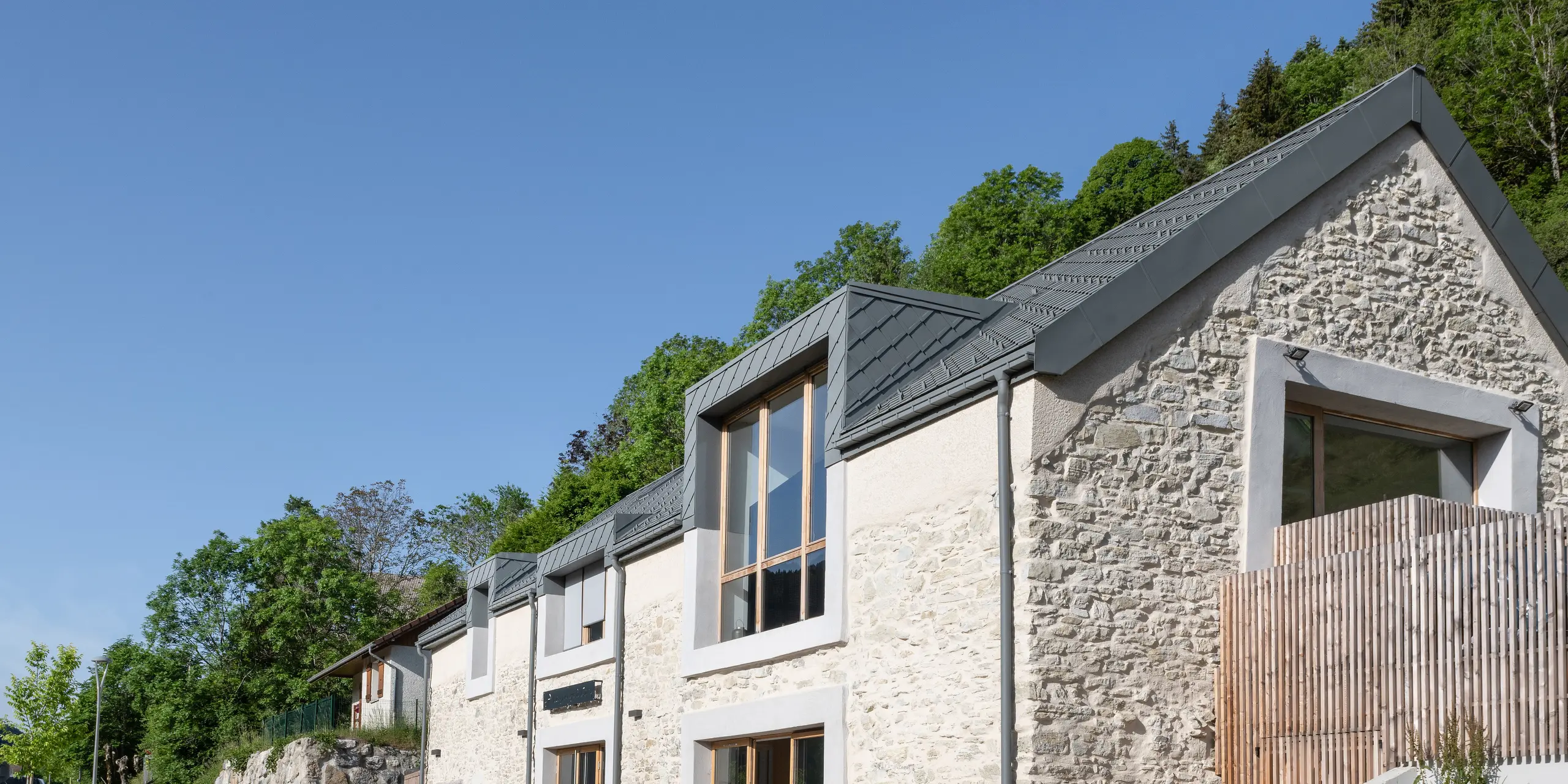 PREFA Dachraute 29x29 in P.10 Hellgrau auf einem Ferienhaus in Engins nahe Grenoble