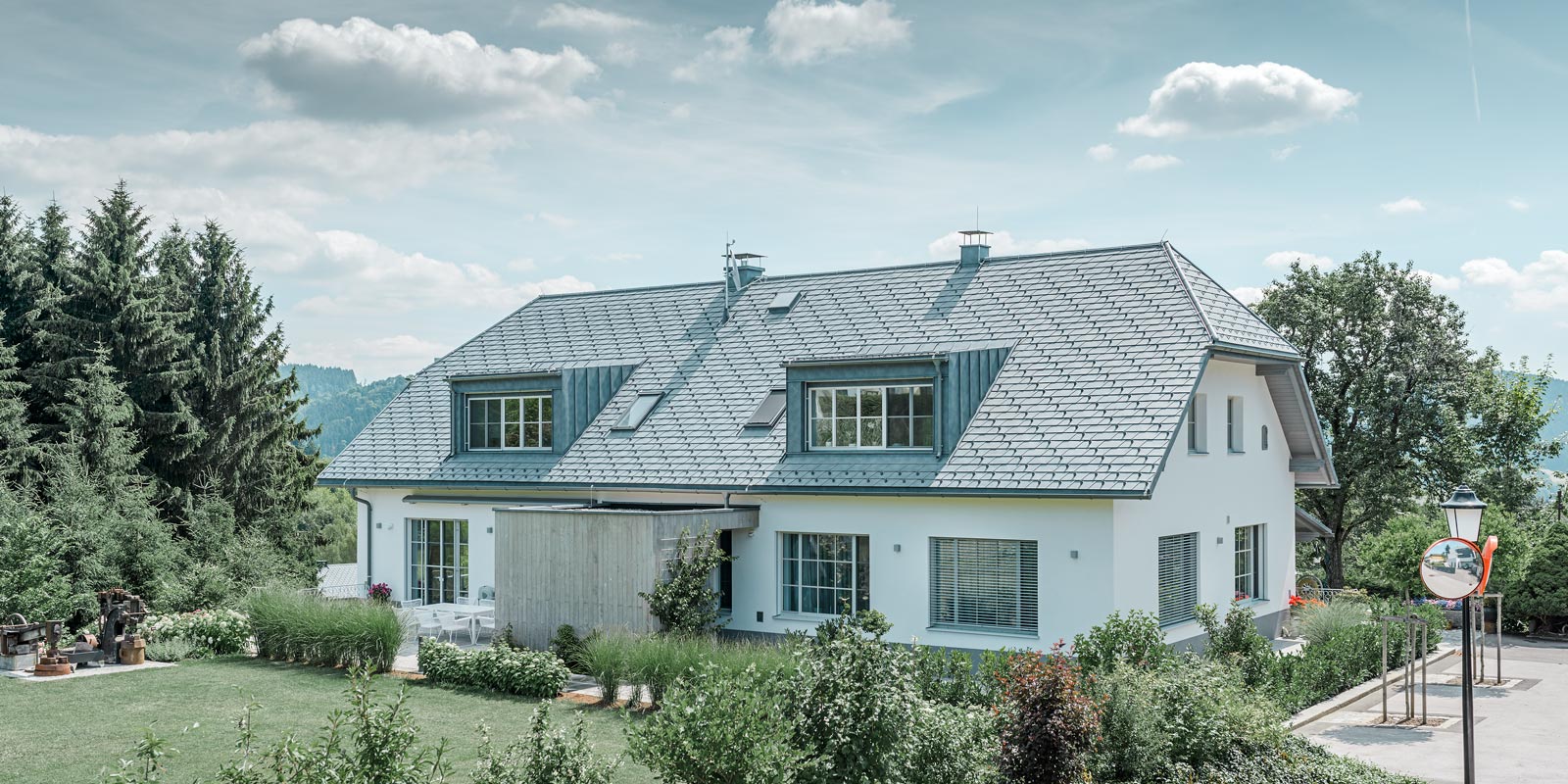 TETŐINK, HOMLOKZATBURKOLATAINK ÉS KOMPLETT ALUMÍNIUM RENDSZEREINK GALÉRIÁJA