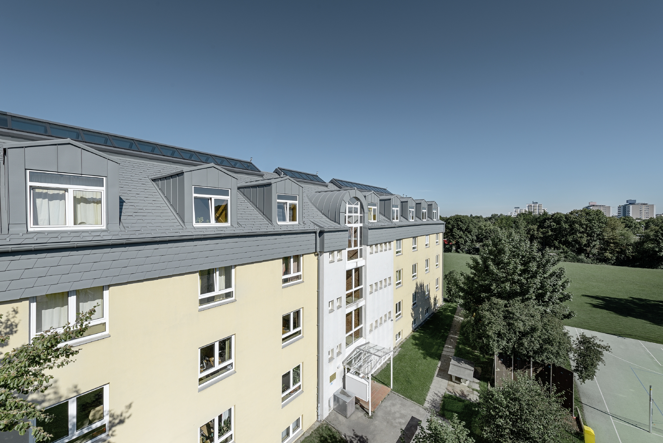 Referencia épületek PREFA Tetőfedési rendszerek Tetőfedő zsindely 07 P.10 világosszürke