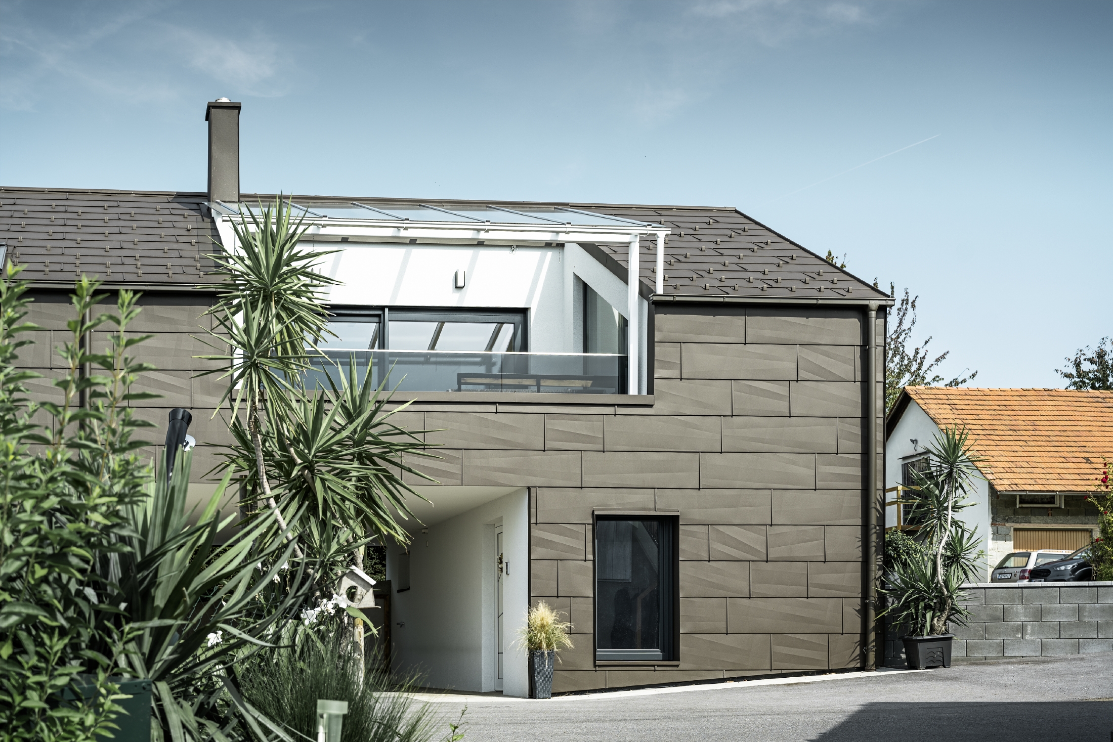 Referencia épületek PREFA Homlokzatburkolati rendszerek FX.12-es homlokzatburkoló panel 01 P.10 barna