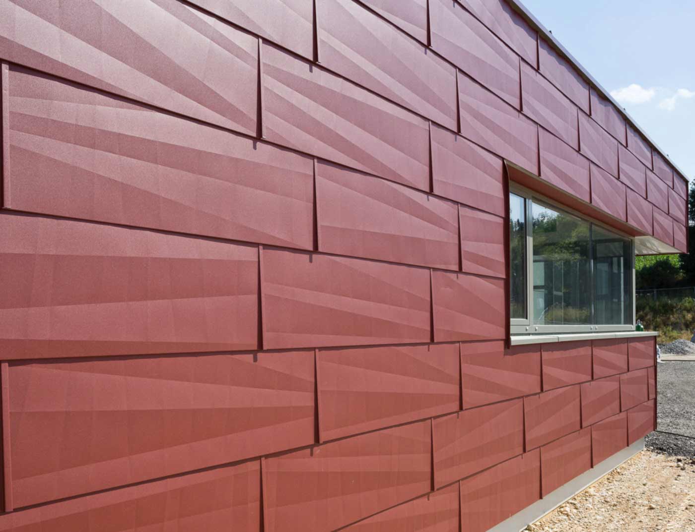 Referencia épületek PREFA Homlokzatburkolati rendszerek FX.12-es homlokzatburkoló panel 05 P.10 oxidvörös