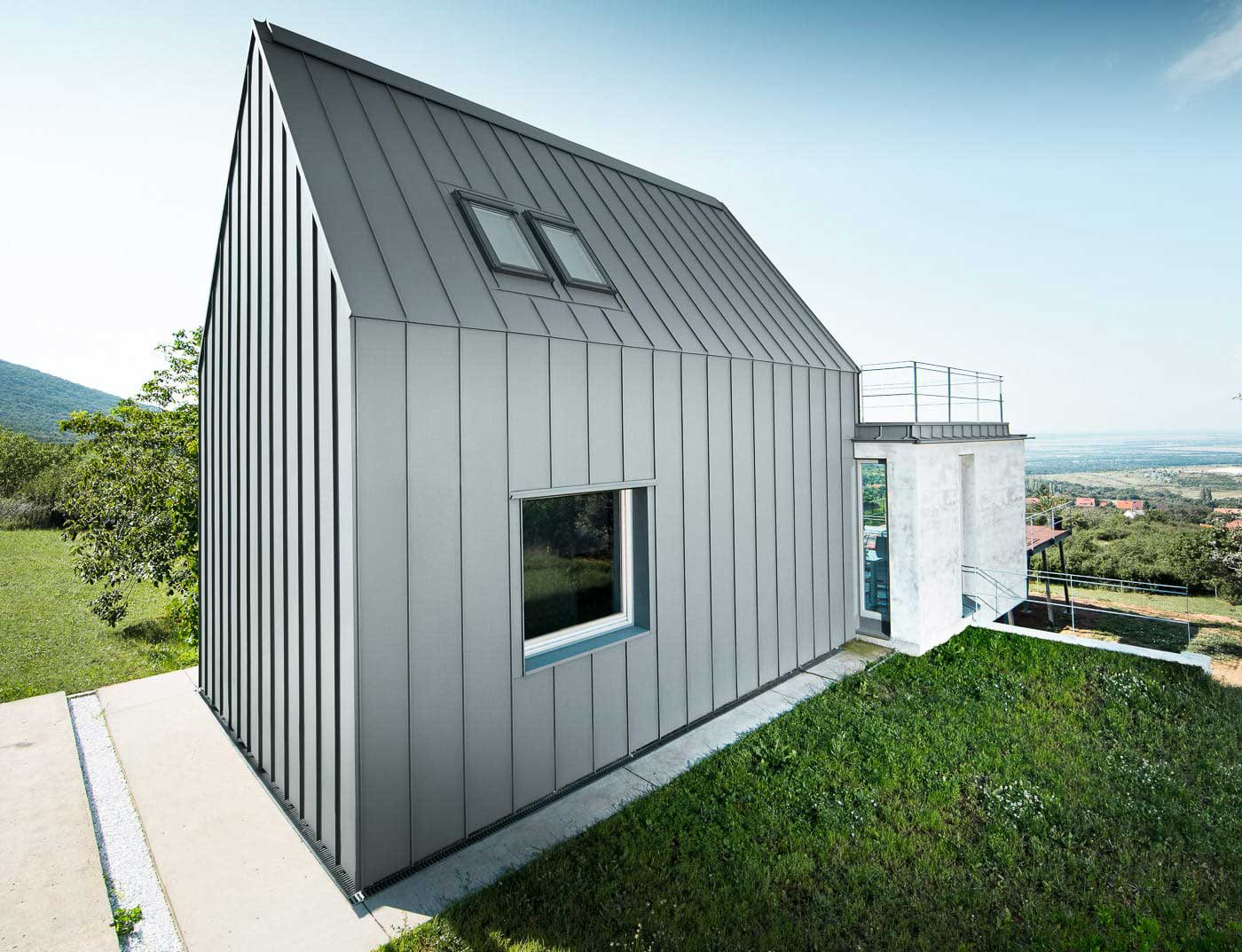 Referencia épületek PREFA Homlokzatburkolati rendszerek Homlokzatburkolati rendszer Prefalz ® 07 P.10 világosszürke