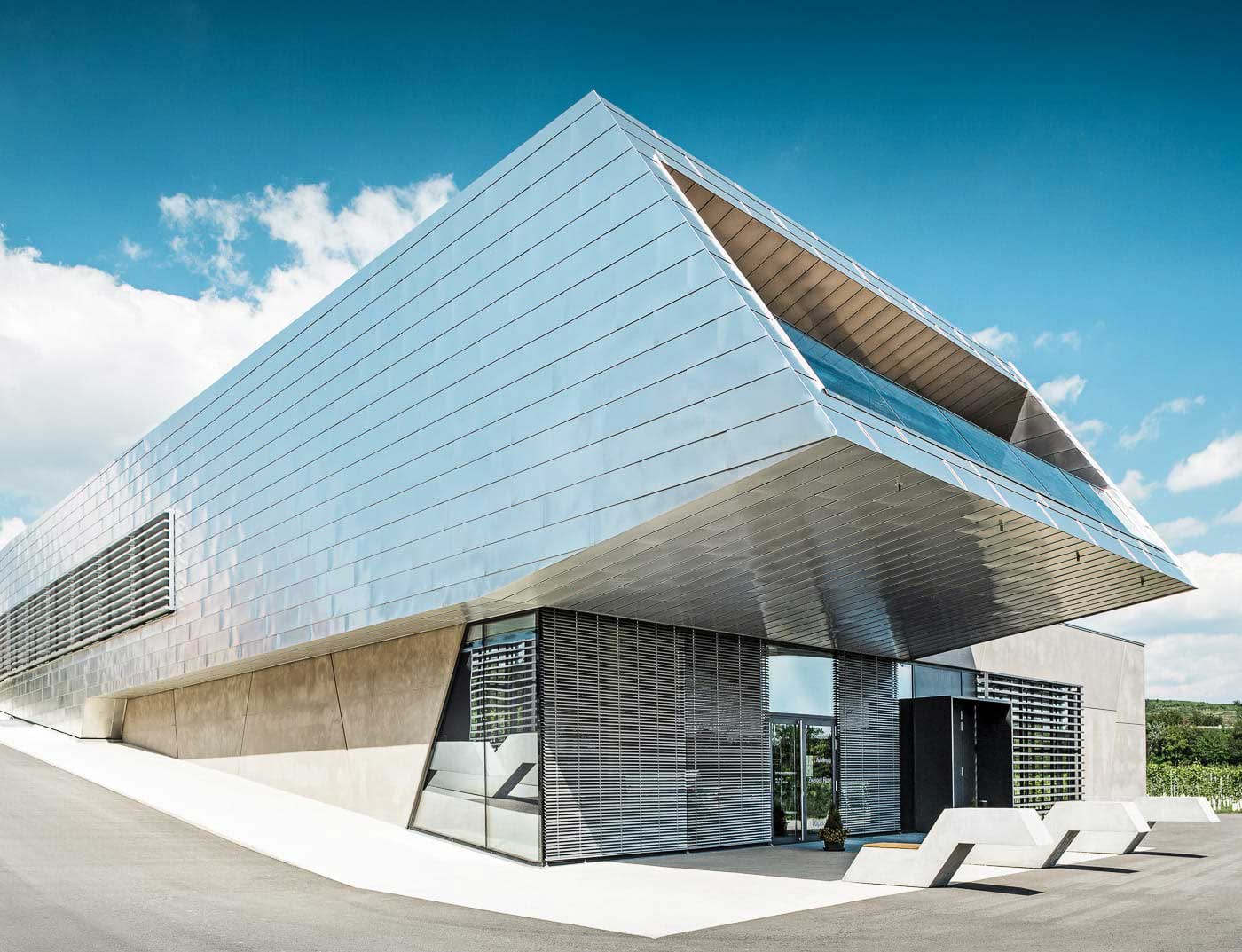 Referencia épületek PREFA Homlokzatburkolati rendszerek Homlokzatburkolati rendszer Prefalz ® 13 natúr alumínium