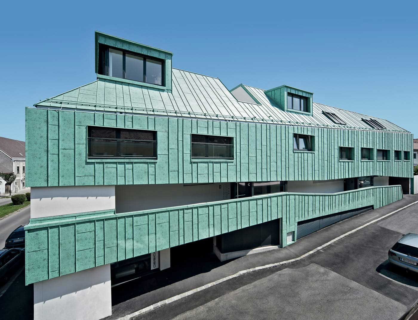 Referencia épületek PREFA Homlokzatburkolati rendszerek Homlokzatburkolati rendszer Prefalz ® 46 P.10 patinazöld