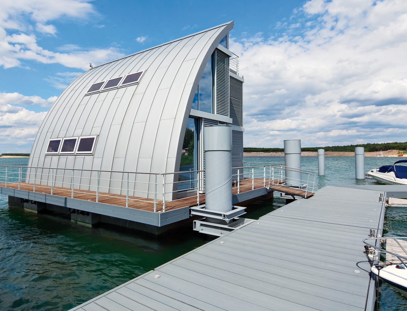 Referencia épületek PREFA Homlokzatburkolati rendszerek Homlokzatburkolati rendszer Prefalz ® 12 ezüstmetál